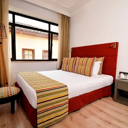 Bright Flat With Balcony Near Hadrian's Gate شقة *