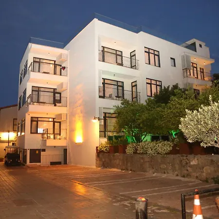 Bright Flat With Balcony Near Hadrian's Gate * أنطاليا