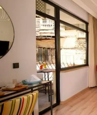 Bright Flat With Balcony Near Hadrian's Gate * أنطاليا