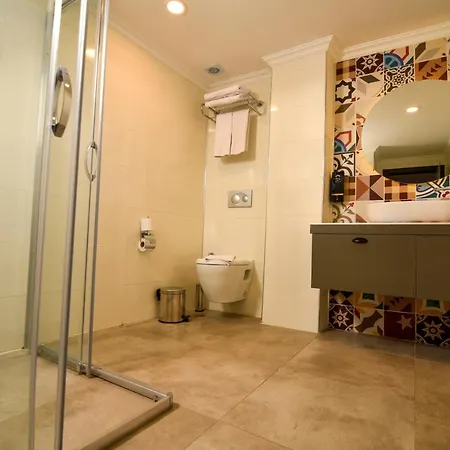 Bright Flat With Balcony Near Hadrian's Gate * Antalya
