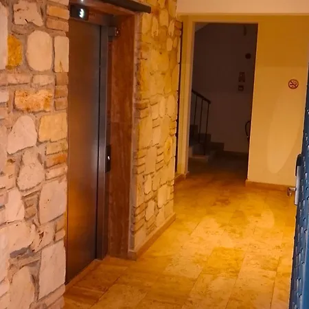 아파트 Bright Flat With Balcony Near Hadrian's Gate